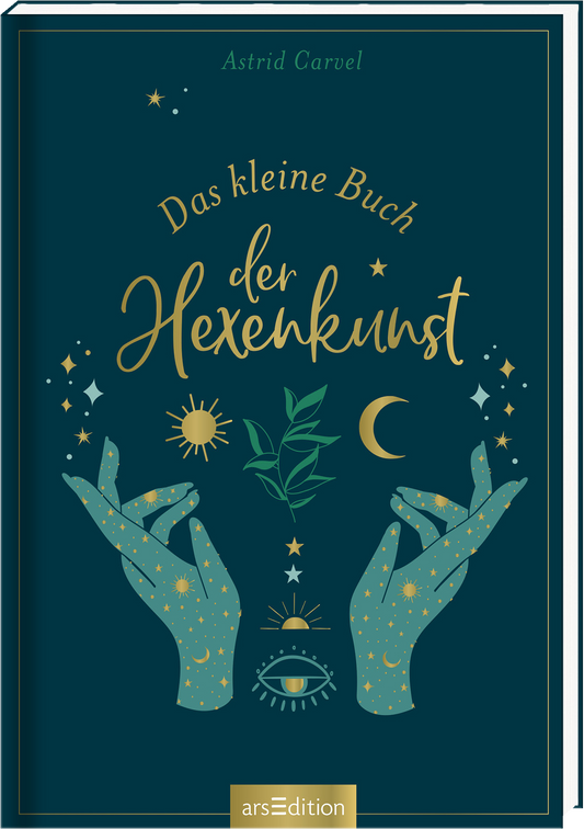 Das Buchcover zeigt einen tiefgrünen Hintergrund. Im Zentrum sind zwei stilisierte Hände, die zarte Pflanzen und symbolische Elemente wie eine Sonne, einen Mond und Sterne halten. Die Hände sind in einem sanften Aquablau gestaltet und wirken einladend. Der Titel „Das kleine Buch der Hexenkunst“ ist in geschwungener, goldfarbener Schrift oberhalb der Hände platziert. Ganz oben links steht der Name „Astrid Carvel“. Ganz unten mittig steht der Logoschriftzug von arsEdition.