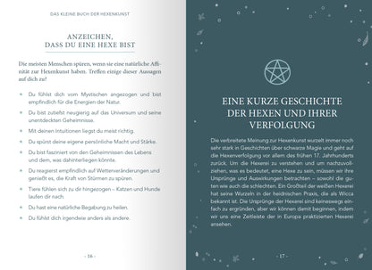 Gezeigt wird eine Innenansicht von „Das kleine Buch der Hexenkunst“. Die Seiten sind in sanften, graublauen Tönen gehalten und zeigen eine klare, gut lesbare Serifen-Schrift. Auf der linken Seite wird eine Liste von Anzeichen präsentiert, die darauf hindeuten, dass man eine Hexe ist, während die rechte Seite eine Einführung in die Geschichte der Hexenverfolgung bietet. Abgerundete Kästen heben die Texte hervor, und zarte, handgezeichnete Illustrationen untermalen das mystische Thema.