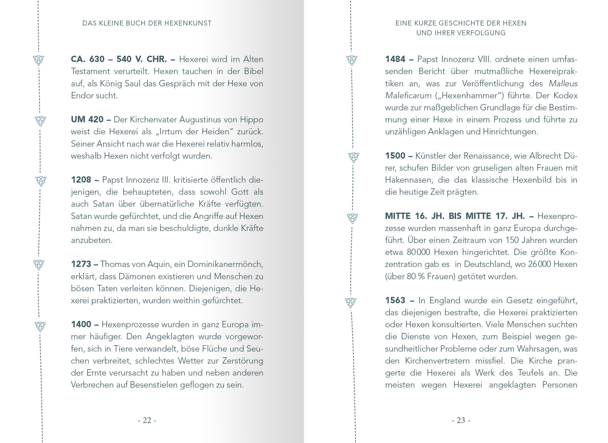 Gezeigt wird eine Innenansicht von „Das kleine Buch der Hexenkunst“. Die Seite zeigt zwei Spalten mit Text, der von dekorativen, dreieckigen Elementen in blassem Blau umrahmt ist. Die Schrift ist klar und gut lesbar, in einem schlichten Serifenschriftstil gehalten. Die Absätze sind sorgfältig strukturiert und thematisieren verschiedene historische Aspekte der Hexenkunst und -verfolgung. Der Hintergrund ist hell und sorgt für einen hohen Kontrast zu den dunklen Schriftzeichen, was die...
