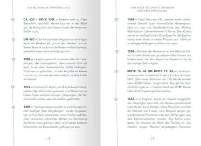 Gezeigt wird eine Innenansicht von „Das kleine Buch der Hexenkunst“. Die Seite zeigt zwei Spalten mit Text, der von dekorativen, dreieckigen Elementen in blassem Blau umrahmt ist. Die Schrift ist klar und gut lesbar, in einem schlichten Serifenschriftstil gehalten. Die Absätze sind sorgfältig strukturiert und thematisieren verschiedene historische Aspekte der Hexenkunst und -verfolgung. Der Hintergrund ist hell und sorgt für einen hohen Kontrast zu den dunklen Schriftzeichen, was die...