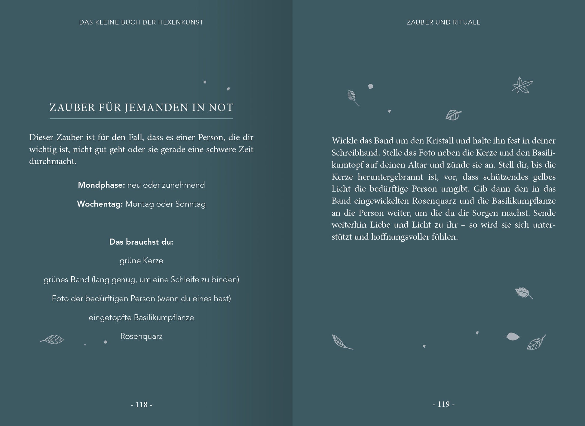 Gezeigt wird eine Innen- oder Zusatzansicht von „Das kleine Buch der Hexenkunst“. Die Seite ist in einem sanften Grünton gehalten, mit weißer Schrift, die klare und gut lesbare Typografie verwendet. Links steht der Titel „Zauber für jemanden in Not“ in größerer Schrift. Unterhalb befindet sich eine Auflistung der benötigten Materialien, gefolgt von Anweisungen in kleinerer Schrift. Über der Seite sind zarte, illustrative Elemente wie Blätter zu sehen, die dem Layout eine...