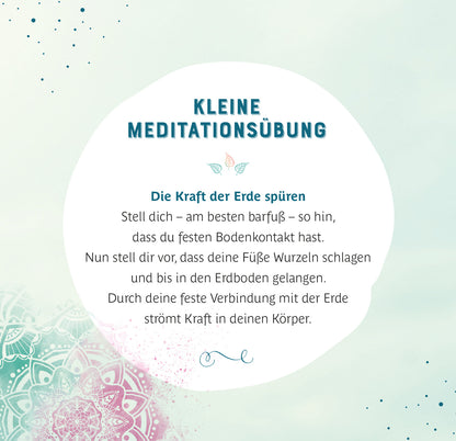 Gezeigt wird eine Innen- oder Zusatzansicht von „Jeder Moment ist ein Geschenk“. Die Seite präsentiert den Titel „Kleine Meditationsübung“ in kräftigem Blau, umrahmt von sanften Pastellfarben und floralen Mustern. Der zentrale Text beschreibt eine Übung zur Erdung und verbindet Spiritualität mit Natur. Die klare Typografie sorgt für eine gute Lesbarkeit, während zarte Illustrationen im Hintergrund eine harmonische Atmosphäre schaffen.