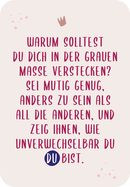 Gezeigt wird eine Innen- oder Zusatzansicht von „Für eine tolle Frau wie dich“. Der Hintergrund ist in einem sanften Pastellton gehalten, während der Text in kräftigen, lila und pinken Farben erscheint. Die Schrift ist verspielt und in verschiedenen Größen gestaltet, wobei das Wort „DU“ besonders hervorgehoben ist. Ergänzt wird die Darstellung durch kleine, dekorative Elemente wie Krönchen und Punkte, die die positive und ermutigende Botschaft unterstreichen.