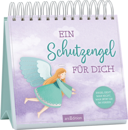 Auf einem sanft lila-himmelblauen Hintergrund fliegt ein lächelnder Engel mit langen, lockigen, goldenen Haaren und einem zarten Heiligenschein. Der Engel trägt ein grünes Kleid und hat große, weiße Flügel. Oben steht in verspielter Schrift „EIN SCHUTZENGEL“ und darunter „FÜR DICH“ in kräftigem Türkis. Ganz unten rechts ist ein türkisfarbener Button mit dem Text „ENGEL SIEHT MAN NICHT, MAN SPÜRT SIE IM HERZEN“. Ganz unten mittig steht der Logoschriftzug von arsEdition.
