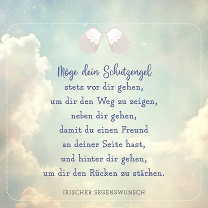 Gezeigt wird eine Innen- oder Zusatzansicht von „Ein Schutzengel für dich“. Der Hintergrund zeigt einen sanften, himmelblauen Farbverlauf mit wolkigen Akzenten in Pastelltönen. In der oberen Mitte befinden sich stilisierte Engelsschwingen. Der Text, in einer eleganten, kursiven Schrift, ist in Dunkelblau gehalten und vermittelt einen irischen Segenswunsch. Die zentralen Elemente sind harmonisch angeordnet und strahlen eine beruhigende, einladende Atmosphäre aus.