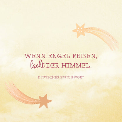 Gezeigt wird eine Innen- oder Zusatzansicht von „Ein Schutzengel für dich“. Der Hintergrund ist in sanften Gelbtönen gehalten, der einen warmen und einladenden Eindruck vermittelt. In der Mitte befindet sich der Text „WENN ENGEL REISEN, lacht DER HIMMEL.“ in dunklerer, kontrastierender Schrift. Das Zitat wird von zarten, geschwungenen Linien und sternförmigen Illustrationen in Pastellfarben umrahmt, die die himmlische Thematik unterstreichen.