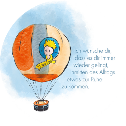 Gezeigt wird eine Innen- oder Zusatzansicht von „Man sieht nur mit dem Herzen gut“. Die Abbildung zeigt einen farbenfrohen Heißluftballon in sanften Orange- und Blautönen. In der Mitte des Ballons ist ein runder Aufnäher mit der Illustration eines kleinen Jungen, der eine goldene Krone trägt. Rechts neben dem Ballon steht handschriftlich die Botschaft: „Ich wünsche dir, dass es dir immer wieder gelingt, inmitten des Alltags etwas zur Ruhe zu kommen“. Die Schrift ist klar und leicht...