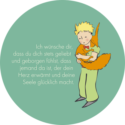 Gezeigt wird eine Innen- oder Zusatzansicht von „Man sieht nur mit dem Herzen gut“. Die Illustration zeigt einen Jungen mit blonden Haaren, der einen orangefarbenen Fuchs in seinen Armen hält. Der Hintergrund ist in sanften Grüntönen gehalten. Über dem Jungen steht in geschwungener, weißer Schrift ein liebevoller Text, der Wünsche der Geborgenheit und des Glücks ausdrückt. Die Typografie ist freundlich und einladend, was die emotionale Botschaft unterstreicht.