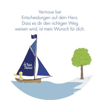 Gezeigt wird eine Innen- oder Zusatzansicht von „Man sieht nur mit dem Herzen gut“. Der Hintergrund ist hell, und oben steht der Text in eleganter, blauer Schrift: „Vertraue bei Entscheidungen auf dein Herz. Dass es dir den richtigen Weg weisen wird, ist mein Wunsch für dich.“ Links segelt ein kleiner Junge auf einem Boot mit blauer Fahne, neben ihm steht ein grüner Baum. Die Illustrationen sind einfach und freundlich gehalten, was eine harmonische Atmosphäre schafft.