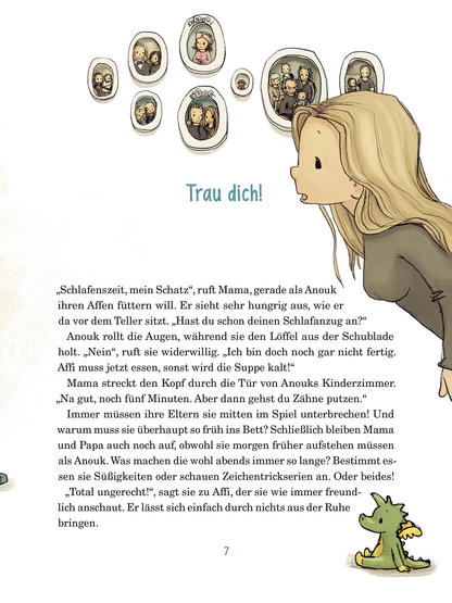 Gezeigt wird eine Innen- oder Zusatzansicht von „Anouk, die nachts auf Reisen geht“. Die Illustration zeigt Anouks Mama mit langen, blonden Haaren. Im Hintergrund sind große, runde Bilderrahmen mit Bildern ihrer Familie und Freunde zu sehen. Die Farben sind sanft und warm. Die Kapitelüberschrift „Trau dich!“ ist in breiter Schrift gesetzt. Ein kleiner, grüner Drache ist am unteren Bildrand zu sehen.