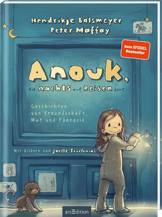 Das Cover zeigt das Mädchen Anouk mit braunen Haaren, das fröhlich schaut und einen kleinen Affen an der Seite hat. Sie steht vor einer blauen Tür, unter der ein Lichtschein zu sehen ist und hat eine Hand auf den Türgriff gelegt. Der Titel „Anouk, die nachts auf Reisen geht“ ist in großen, verspielten Buchstaben platziert. Unten steht der Text „Geschichten von Freundschaft, Mut und Fantasie“ sowie der Hinweis „Mit Bildern von Joëlle Tourlonias“. Am oberen Rand stehen die...