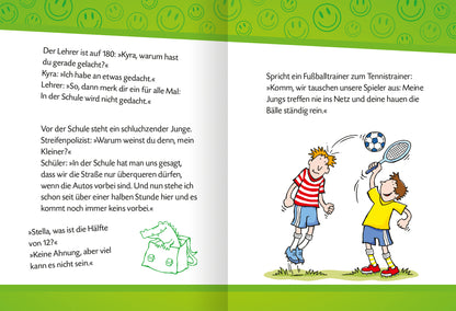 Gezeigt wird eine Innen- oder Zusatzansicht von „Mein super Witzebuch“. Auf der Doppelseite prangt ein lebendiger, grüner Hintergrund, der mit fröhlichen Smiley-Motiven geschmückt ist. Der Text ist in gut lesbarer, humorvoller Schriftart verfasst, wobei die Dialoge zwischen den Charakteren in Anführungszeichen hervorgehoben sind. Links sind gezeichnete Figuren zu sehen, die in witzigen Szenen interagieren, während rechts ein illustrativer Fußballtrainer und ein Tennisspieler in Aktion...