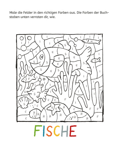Gezeigt wird eine Innen- oder Zusatzansicht von „Mein Lernblock für die Vorschule – Erste Buchstaben“. Die Illustration zeigt ein Ausmalbild mit einem bunten Unterwasser-Motiv. Im Bild sind ein Fisch, Korallen und weitere Meerestiere skizziert. Die Umrandungen sind deutlich und klar. Unten steht das Wort „FISCHE“ in bunten Buchstaben, die in Rot, Gelb und Grün gestaltet sind. Oberhalb des Bildes befinden sich Anweisungen in schwarzer Schrift, die das Ausmalen leiten.