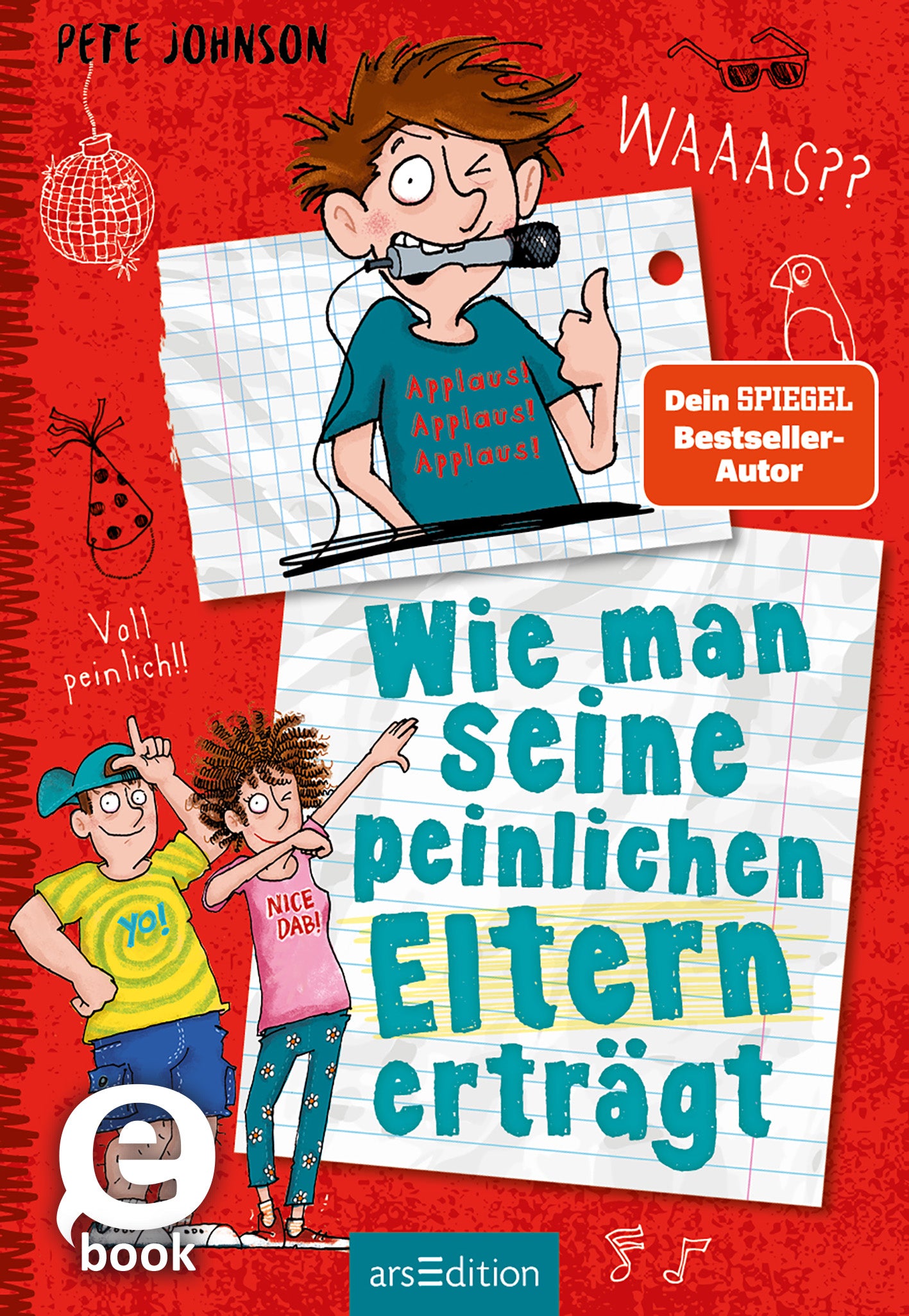 Das Buchcover zeigt einen farbenfrohen, cartoonhaften Stil. In der oberen Hälfte befindet sich ein Junge mit strubbeligem Haar, der ein Mikrofon zwischen die Zähne geklemmt hat. Unter ihm ist ein Notizblatt mit der Aufschrift „Wie man seine peinlichen Eltern erträgt“. Daneben stehen zwei Figuren: ein Junge in einem blauen Shirt mit „YO!“ und ein Mädchen in einem rosa Shirt mit „NICE DAB!“. Im Hintergrund sind musikalische und spielerische Elemente abgebildet. Ein „SPIEGEL...