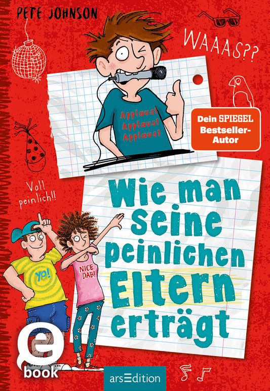 Das Buchcover zeigt einen farbenfrohen, cartoonhaften Stil. In der oberen Hälfte befindet sich ein Junge mit strubbeligem Haar, der ein Mikrofon zwischen die Zähne geklemmt hat. Unter ihm ist ein Notizblatt mit der Aufschrift „Wie man seine peinlichen Eltern erträgt“. Daneben stehen zwei Figuren: ein Junge in einem blauen Shirt mit „YO!“ und ein Mädchen in einem rosa Shirt mit „NICE DAB!“. Im Hintergrund sind musikalische und spielerische Elemente abgebildet. Ein „SPIEGEL...