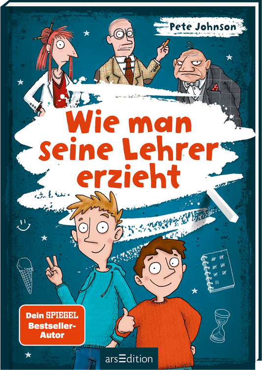 Auf dem Buchcover „Wie man seine Lehrer erzieht“ von Pete Johnson sind mehrere Figuren abgebildet, darunter zwei grinsende Schüler im Vordergrund sowie skurril wirkende Lehrer im Hintergrund. Die Farbgestaltung besteht aus einem lebhaften Blauton. Der Titel „Wie man seine Lehrer erzieht“ hebt sich in leuchtendem Rot ab. Unten links befindet sich ein runder Button mit dem Text „Dein SPIEGEL Bestseller-Autor“. Ganz unten mittig steht der Logoschriftzug von arsEdition.