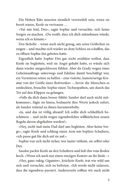 Gezeigt wird eine Innen- oder Zusatzansicht von „Keeper of the Lost Cities – Das Feuer“. Die Seite zeigt einen Fließtext in schwarzer Schrift. Die typografische Gestaltung ist klar und gut lesbar, mit gleichmäßigen Zeilenabständen. Der Text ist in einer Serifenschrift gesetzt. Einige Absätze sind durch Einrückungen oder Absätze hervorhoben, um den Lesefluss zu unterstützen. Die Lesbarkeit wird durch die helle Hintergrundfarbe und den hohen Kontrast zur Schriftfarbe begünstigt.