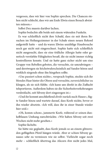 Gezeigt wird eine Innen- oder Zusatzansicht von „Keeper of the Lost Cities – Das Feuer“. Die Seite zeigt einen Fließtext in schwarzer Schrift. Die typografische Gestaltung ist klar und gut lesbar, mit gleichmäßigen Zeilenabständen. Der Text ist in einer Serifenschrift gesetzt. Einige Absätze sind durch Einrückungen oder Absätze hervorhoben, um den Lesefluss zu unterstützen. Die Lesbarkeit wird durch die helle Hintergrundfarbe und den hohen Kontrast zur Schriftfarbe begünstigt.