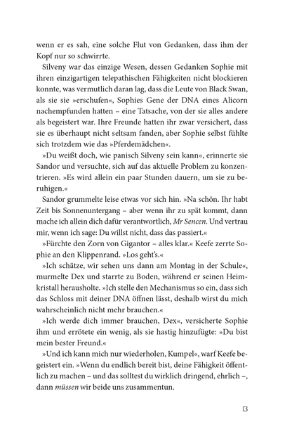 Gezeigt wird eine Innen- oder Zusatzansicht von „Keeper of the Lost Cities – Das Feuer“. Die Seite zeigt einen Fließtext in schwarzer Schrift. Die typografische Gestaltung ist klar und gut lesbar, mit gleichmäßigen Zeilenabständen. Der Text ist in einer Serifenschrift gesetzt. Einige Absätze sind durch Einrückungen oder Absätze hervorhoben, um den Lesefluss zu unterstützen. Die Lesbarkeit wird durch die helle Hintergrundfarbe und den hohen Kontrast zur Schriftfarbe begünstigt.