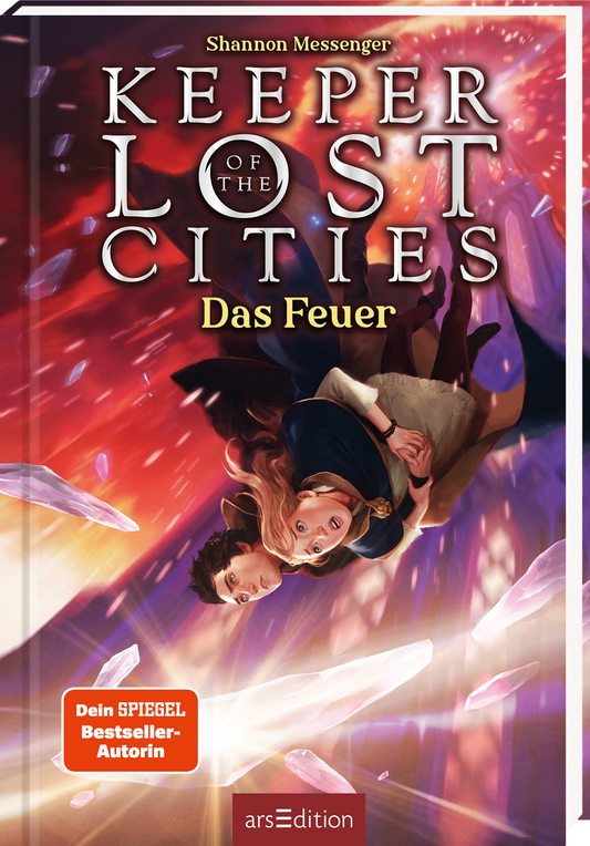 Das Buchcover zeigt eine dynamische Szene, in der zwei Menschen, ein Mädchen mit langen, braunen Haaren und ein junger Mann, in einem fantastischen Setting schwebend dargestellt sind. Der Hintergrund ist in kräftigen Rottönen gehalten, was eine dramatische Stimmung erzeugt. Der Titel „KEEPER OF THE LOST CITIES“ steht in großen, weißen Buchstaben oben, während „Das Feuer“ in einem leuchtenden Gelb darunter platziert ist. Ein SPIEGEL-Bestseller-Button trägt den Text „Dein...