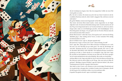 Gezeigt wird eine Innen- oder Zusatzansicht von „Die schönsten Geschichten von mutigen Mädchen“. Auf der linken Seite ist eine lebendige, farbenfrohe Illustration zu sehen, die fantasievolle Szenen mit Spielkarten und Märchenfiguren darstellt. Die dominierenden Farben sind kräftiges Blau und warmes Gelb, ergänzt durch rote und schwarze Elemente der Spielkarten. Die rechte Seite enthält Fließtext in einer gut lesbaren, klaren Typografie, die den Abenteuergeist und die Kreativität der...