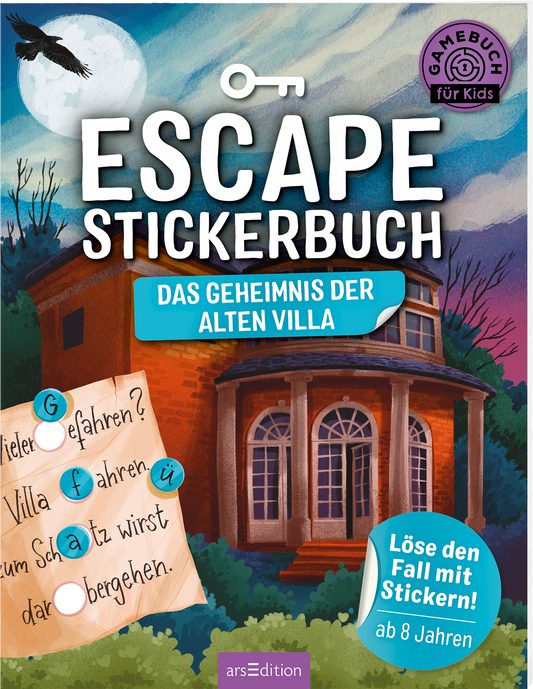 Das Buchcover zeigt eine imposante alte Villa bei Nacht, beleuchtet von einem großen Mond, während ein schwarzer Vogel darüber fliegt. Der Titel „ESCAPE STICKERBUCH“ hebt sich in großen, bunten Buchstaben ab, unter dem sich der Untertitel „DAS GEHEIMNIS DER ALTEN VILLA“ in einem blauen Kasten befindet. Links sind teilweise ausgefüllte Rätsel zu sehen. In der unteren rechten Ecke steht der Text „Löse den Fall mit Stickern! ab 8 Jahren“. Ganz unten mittig steht der...