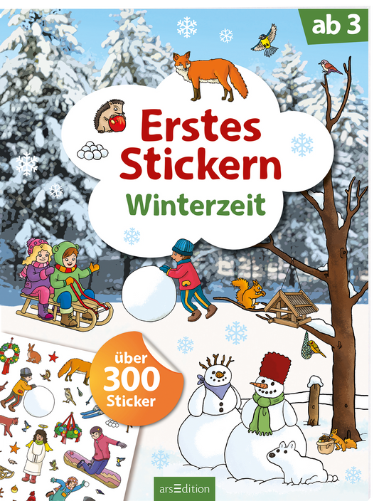 Auf dem Buchcover ist eine winterliche Landschaft mit schneebedeckten Bäumen zu sehen. Im Vordergrund spielen Kinder mit einem Schneemann und einer Rodelfahrt. Der Titel „Erstes Stickern Winterzeit“ ist in großen, rot und grün gestalteten Buchstaben auf weißem Hintergrund platziert. Oben rechts befindet sich der Hinweis „ab 3“. Ein runder Button hebt „über 300 Sticker“ hervor. Die Atmosphäre ist bunt und fröhlich. Ganz unten mittig steht der Logoschriftzug von arsEdition.