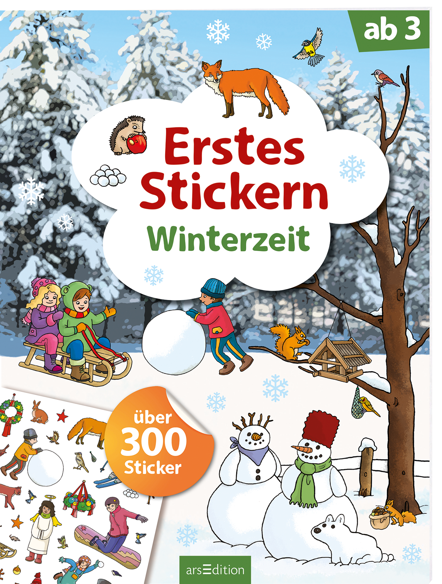 Auf dem Buchcover ist eine winterliche Landschaft mit schneebedeckten Bäumen zu sehen. Im Vordergrund spielen Kinder mit einem Schneemann und einer Rodelfahrt. Der Titel „Erstes Stickern Winterzeit“ ist in großen, rot und grün gestalteten Buchstaben auf weißem Hintergrund platziert. Oben rechts befindet sich der Hinweis „ab 3“. Ein runder Button hebt „über 300 Sticker“ hervor. Die Atmosphäre ist bunt und fröhlich. Ganz unten mittig steht der Logoschriftzug von arsEdition.