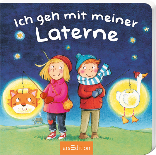 Das Cover zeigt zwei Kinder, die fröhlich mit bunten Laternen unterwegs sind. Die Mädchen trägt eine rote Mütze und einen rosa Mantel, während der Junge eine blaue Mütze und einen roten Pullover anhat. Die Laterne des Mädchens hat das Gesicht einer Katze, die des Jungen zeigt eine Gans. Der Himmel ist dunkelblau mit leuchtenden, gelben Sternen. In großer, verspielter Schrift steht der Titel „Ich geh mit meiner Laterne“. Ganz unten mittig steht der Logoschriftzug von arsEdition.