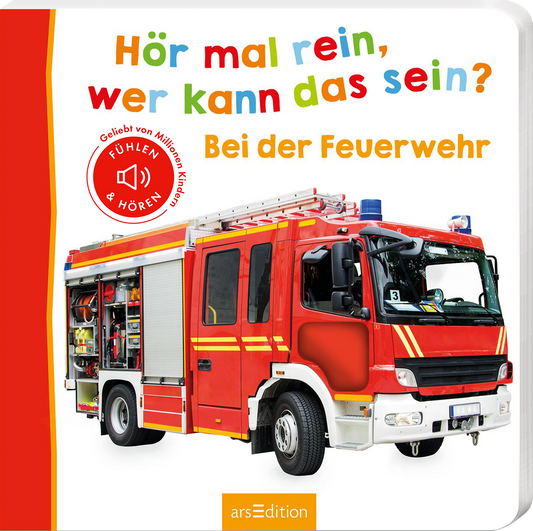 Das Buchcover zeigt ein farbenfrohes und kinderfreundliches Design. Im Vordergrund steht ein rotes Feuerwehrfahrzeug mit auffälligen gelben Streifen. Oben prangt in bunten, verspielten Buchstaben der Titel „Hör mal rein, wer kann das sein?“ und darunter der Untertitel „Bei der Feuerwehr“ in schlichterer Schrift. Links oben ist der Hinweis „Geliebt von Millionen Kindern“ zu sehen, umrahmt von einem Symbol für Hörfunk. Ganz unten mittig steht der Logoschriftzug von arsEdition.