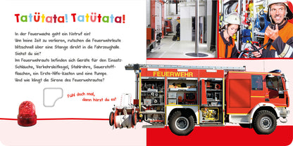 Gezeigt wird eine Innen- oder Zusatzansicht von „Hör mal rein, wer kann das sein? – Bei der Feuerwehr“. Die Seite präsentiert einen feuerrot lackierten Feuerwehrwagen mit offenen Seiten, die seine Ausstattung zeigen. Im Hintergrund sind Feuerwehrleute und Kinder in Schutzkleidung zu sehen. Der Text ist in einer kindgerechten, bunten Schriftart gehalten, ergänzt durch eine Animation einer Sirene und klar erkennbare Symbole für verschiedene Feuerwehrgeräte.