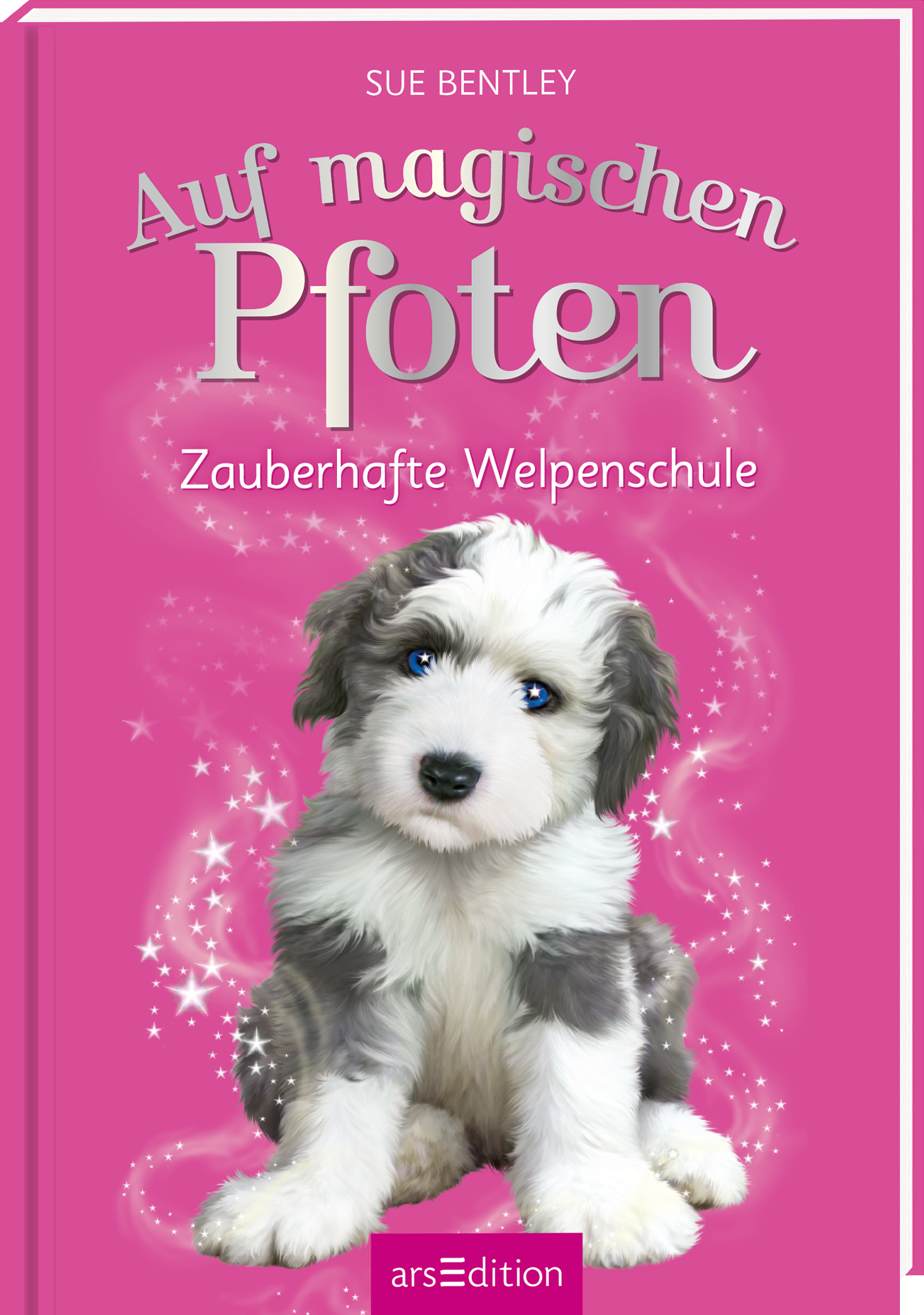 Das Cover zeigt einen niedlichen Welpen mit grauen und weißen Fell, der große, helle Augen hat. Der Hintergrund ist in einem leuchtenden Rosa gehalten, mit funkelnden Sternen, die eine magische Atmosphäre schaffen. Der Titel „Auf magischen Pfoten“ ist in verspielter, geschwungener Schrift oben platziert, darunter steht der Untertitel „Zauberhafte Welpenschule“. Ein Button mit dem Text „SPIEGEL-Bestseller“ befindet sich links oben. Ganz unten mittig steht der Logoschriftzug von...