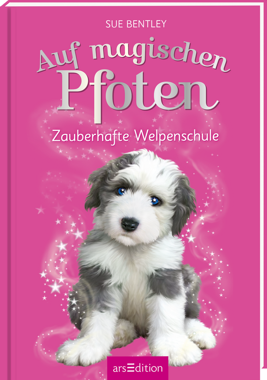 Das Cover zeigt einen niedlichen Welpen mit grauen und weißen Fell, der große, helle Augen hat. Der Hintergrund ist in einem leuchtenden Rosa gehalten, mit funkelnden Sternen, die eine magische Atmosphäre schaffen. Der Titel „Auf magischen Pfoten“ ist in verspielter, geschwungener Schrift oben platziert, darunter steht der Untertitel „Zauberhafte Welpenschule“. Ein Button mit dem Text „SPIEGEL-Bestseller“ befindet sich links oben. Ganz unten mittig steht der Logoschriftzug von...