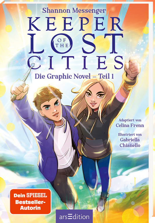 Auf dem Cover von „Keeper of the Lost Cities – Die Graphic Novel – Teil 1“ sind zwei junge Protagonisten abgebildet. Sie strahlen Abenteuerlust aus, während sie sich einer fantastischen Welt zuwenden. Die Farbpalette ist lebhaft und reich an Blautönen, ergänzt durch leuchtendes Gelb und Pink. Der Titel ist in großen, verspielten Buchstaben gestaltet. Oben links befindet sich der Hinweis „Dein SPIEGEL Bestseller-Autorin“. Ganz unten mittig steht der Logoschriftzug von arsEdition.