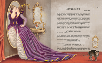Gezeigt wird eine Innen- oder Zusatzansicht von „Mein großer Märchenschatz“. Auf der linken Seite ist eine Illustration einer Königin in einem eleganten, violetten Kleid mit auffälligen goldenen Akzenten abgebildet. Sie steht vor einem Spiegel, der eine geisterhafte Figur zeigt. Die rechte Seite enthält den Text „Schneewittchen“ in einer verschnörkelten, gut lesbaren Schrift. Der Hintergrund ist in sanften Grau- und Cremetönen gehalten, wodurch die zentralen Elemente...