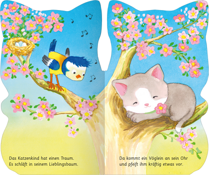 Gezeigt wird eine Innen- oder Zusatzansicht von „Mein freches Kätzchen“. Die Illustration zeigt einen hellblauen Himmel mit sanften Wolken und fröhlichen, rosa blühenden Bäumen. In der linken Seitenhälfte sitzt ein buntem Vogel auf einem Ast neben einem Nistplatz, während auf der rechten Seite ein schlafendes Kätzchen mit einer Blüte im Fell zu sehen ist. Die sanften Farben und die verspielte Typografie unterstreichen die kindliche und träumerische Atmosphäre der Szene.
