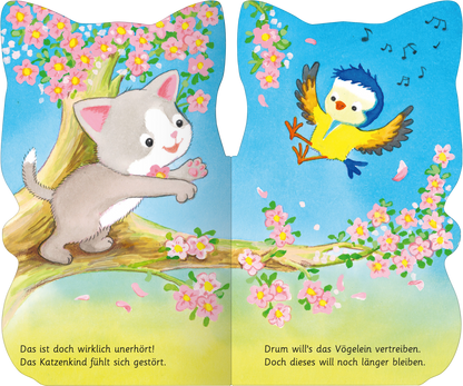 Gezeigt wird eine Innen- oder Zusatzansicht von „Mein freches Kätzchen“. Die lebendige Illustration zeigt ein graues Kätzchen, das auf einem Ast sitzt und verärgert zu einem blauen Vogel schaut, der fröhlich singt. Umgeben von blühenden rosa Blumen und grünem Laub strahlt der Hintergrund in sanften Blautönen. Die Schrift ist kindgerecht und farbenfroh, passend zur verspielten Stimmung der Szene.