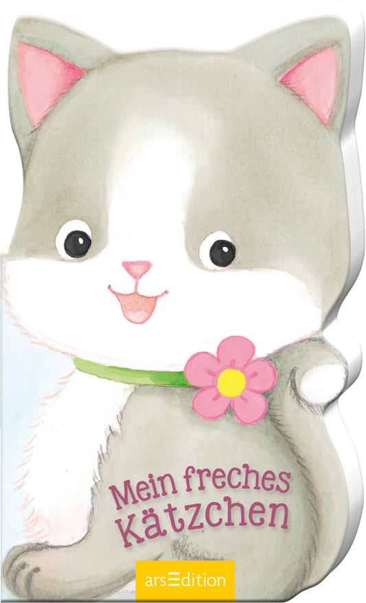 Das Buchcover zeigt ein niedliches, graues Kätzchen mit großen, strahlenden Augen und einer pinken Blume um den Hals. Der Hintergrund ist sanft in Hellblau gehalten. Der Titel „Mein freches Kätzchen“ ist in verspielter, roter Schrift hervorgehoben. Die Gesamtatmosphäre des Covers ist freundlich und ansprechend, ideal für ein Kinderbuch. Ganz unten mittig steht der Logoschriftzug von arsEdition.