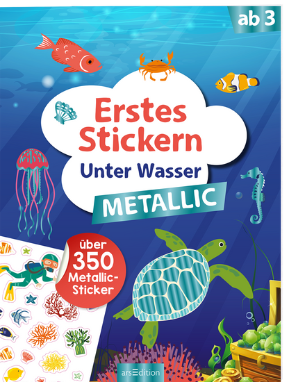 Das Buchcover zeigt eine bunte Unterwasserwelt mit verschiedenen Fischen, einer Schildkröte und Quallen, die in lebendigen Farben gestaltet sind. Im Vordergrund befindet sich eine Wolke mit dem Titel „Erstes Stickern Unter Wasser“ in verspielter Typografie, wobei „Metallic“ in einem auffälligen grünen Banner hervorgehoben ist. Ein rotes Rundetikett mit dem Text „über 350 Metallic-Sticker“ ist ebenfalls sichtbar. Ganz unten mittig steht der Logoschriftzug von arsEdition.