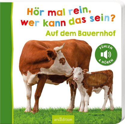 Auf dem Buchcover ist eine Kuh mit ihrem Kalb abgebildet, die auf grünem Gras stehen. Der Titel „Hör mal rein, wer kann das sein?“ ist bunt und freundlich in verschiedenen Farben geschrieben. Darunter steht in grüner Schrift „Auf dem Bauernhof“. Rechts oben befindet sich ein Kreis mit dem Text „FÜHLEN &amp; HÖREN“. Die Gesamtatmosphäre vermittelt eine einladende und spielerische Stimmung für Kinder. Ganz unten mittig steht der Logoschriftzug von arsEdition.