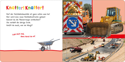 Gezeigt wird eine Innen- oder Zusatzansicht von „Hör mal rein, wer kann das sein? – Auf der Baustelle“. Die Seite ist in sanften Pastellfarben gestaltet, mit einem auffälligen orangefarbenen Rahmen. Der Haupttitel „Knatter! Knatter!“ ist in großen, bunten Buchstaben gehalten. Links ist ein kurzer, einladender Text platziert, begleitet von Illustrationen und Fotos von Baustellenfahrzeugen wie einem Bagger, einem Radlader und einer Schubkarre. Diese sorgen für eine lebendige und...