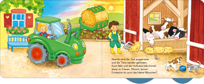 Gezeigt wird eine Innen- oder Zusatzansicht von „Tuck, tuck, kleiner Traktor!“. Die Illustration zeigt einen grünen Traktor, der Heu auflädt, während ein Junge in blauer Arbeitskleidung und ein Mädchen mit blonden Zöpfen im Vordergrund agieren. Im Hintergrund sieht man einen roten Stall mit Kühen, die aus einer geöffneten Tür schauen. Bunt gestaltete Blumen und Bäume runden die freundliche, ländliche Szenerie ab. Die typografische Gestaltung ist kinderfreundlich und klar lesbar.