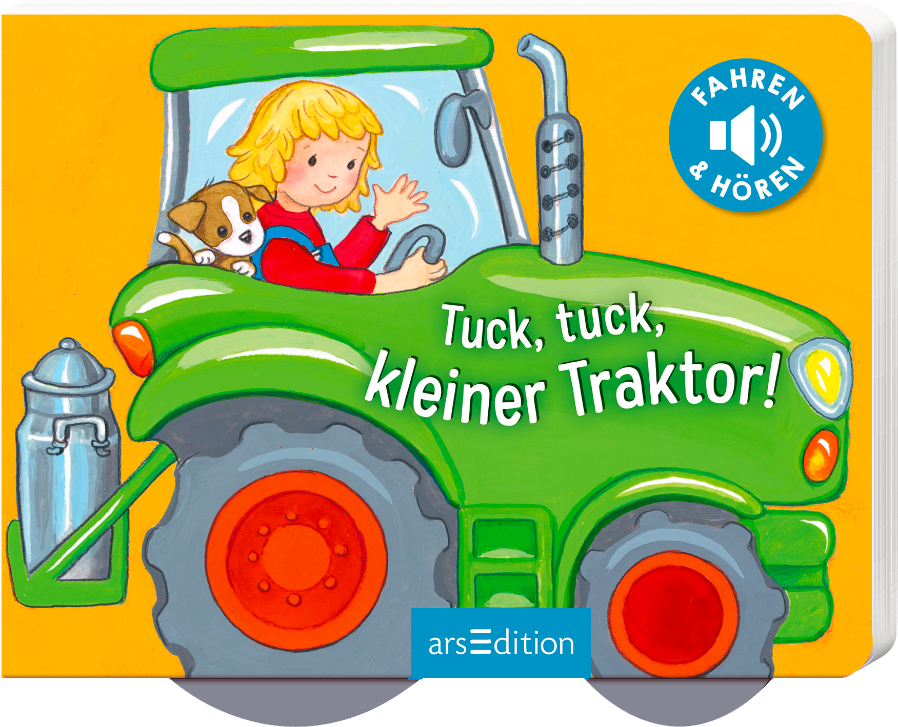 Auf dem Buchcover ist ein grüner Traktor zu sehen, gelenkt von einem fröhlichen Mädchen mit blonden Haaren, das einen Hund auf dem Arm hält. Der Hintergrund ist leuchtend gelb, was eine freundliche Atmosphäre schafft. In verspielter Schrift steht der Titel „Tuck, tuck, kleiner Traktor!“ in Weiß, während ein blauer Button mit dem Text „FAHREN &amp; HÖREN“ oben rechts platziert ist. Ganz unten mittig steht der Logoschriftzug von arsEdition.