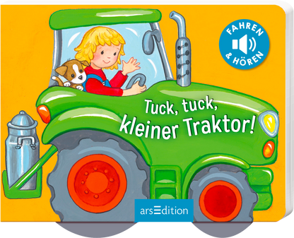 Auf dem Buchcover ist ein grüner Traktor zu sehen, gelenkt von einem fröhlichen Mädchen mit blonden Haaren, das einen Hund auf dem Arm hält. Der Hintergrund ist leuchtend gelb, was eine freundliche Atmosphäre schafft. In verspielter Schrift steht der Titel „Tuck, tuck, kleiner Traktor!“ in Weiß, während ein blauer Button mit dem Text „FAHREN &amp; HÖREN“ oben rechts platziert ist. Ganz unten mittig steht der Logoschriftzug von arsEdition.