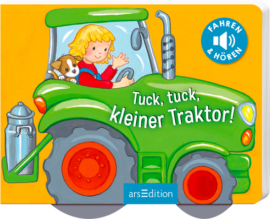 Auf dem Buchcover ist ein grüner Traktor zu sehen, gelenkt von einem fröhlichen Mädchen mit blonden Haaren, das einen Hund auf dem Arm hält. Der Hintergrund ist leuchtend gelb, was eine freundliche Atmosphäre schafft. In verspielter Schrift steht der Titel „Tuck, tuck, kleiner Traktor!“ in Weiß, während ein blauer Button mit dem Text „FAHREN &amp; HÖREN“ oben rechts platziert ist. Ganz unten mittig steht der Logoschriftzug von arsEdition.