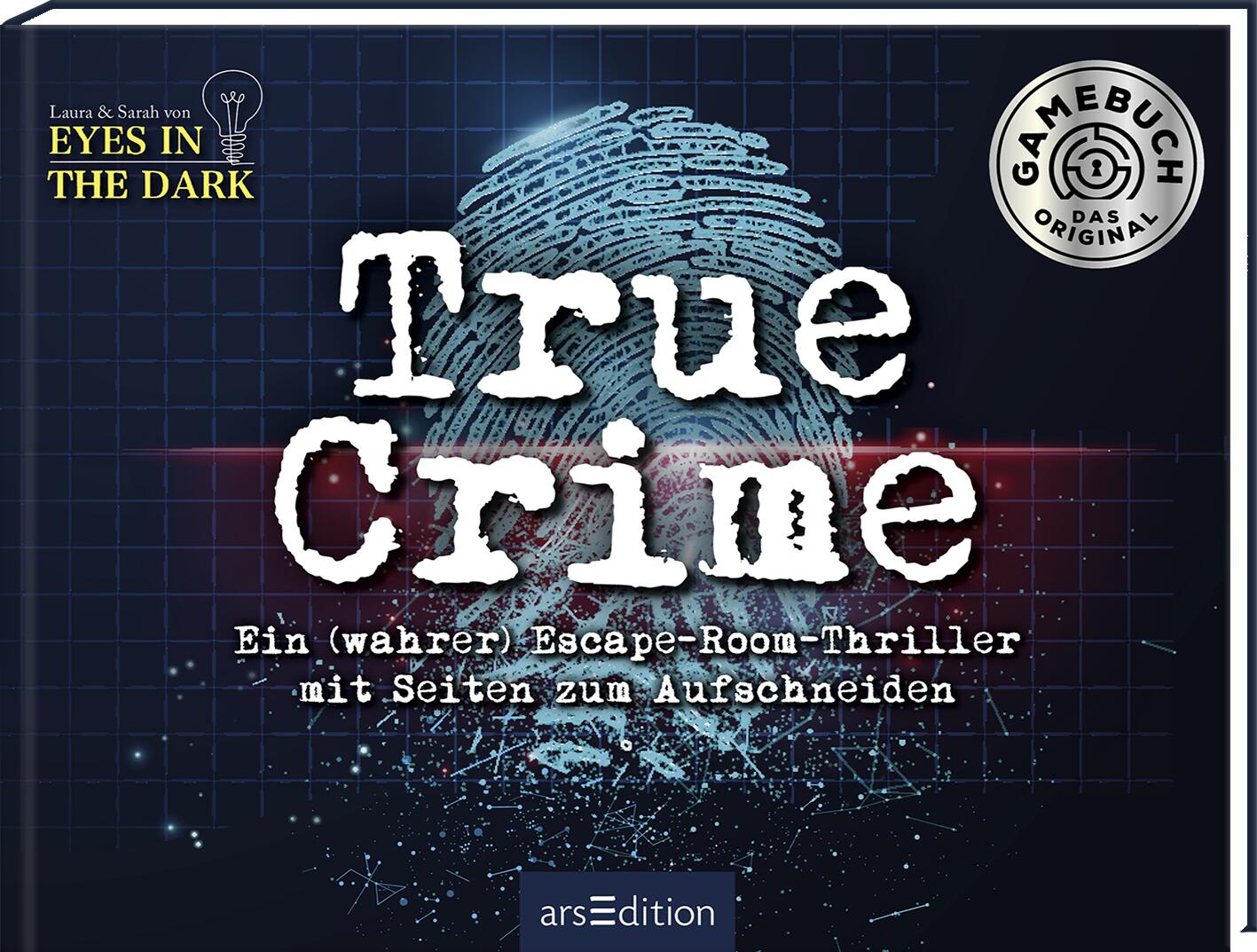 Cover des Buches 'True Crime' von Laura & Sarah von 'Eyes in the Dark'. Im Hintergrund ein großer Fingerabdruck vor einem dunklen Raster. Der Titel ist in weißer, auffälliger Schrift gestaltet. Untertitel: 'Ein (wahrer) Escape-Room-Thriller mit Seiten zum Aufschneiden'. Oben rechts ein Siegel mit der Aufschrift 'Gamebuch – Das Original'. Unten rechts das Logo von arsEdition.