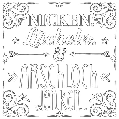 Gezeigt wird eine Innen- oder Zusatzansicht von „Fuck off!“. Die Zusammensetzung umfasst verschiedene Schriftarten in einer Mischung aus klaren und verschnörkelten Stilen. Die zentralen Begriffe „NICKEN“, „Lächeln.“ und „ARSCHLOCH denken.“ sind prominent und kontrastreich gestaltet. Die Farbpalette ist in Schwarz-Weiß gehalten, was den minimalistischen Look unterstreicht. Verschnörkelte Ornamente umrahmen den Text und verleihen der Gestaltung eine künstlerische Note.
