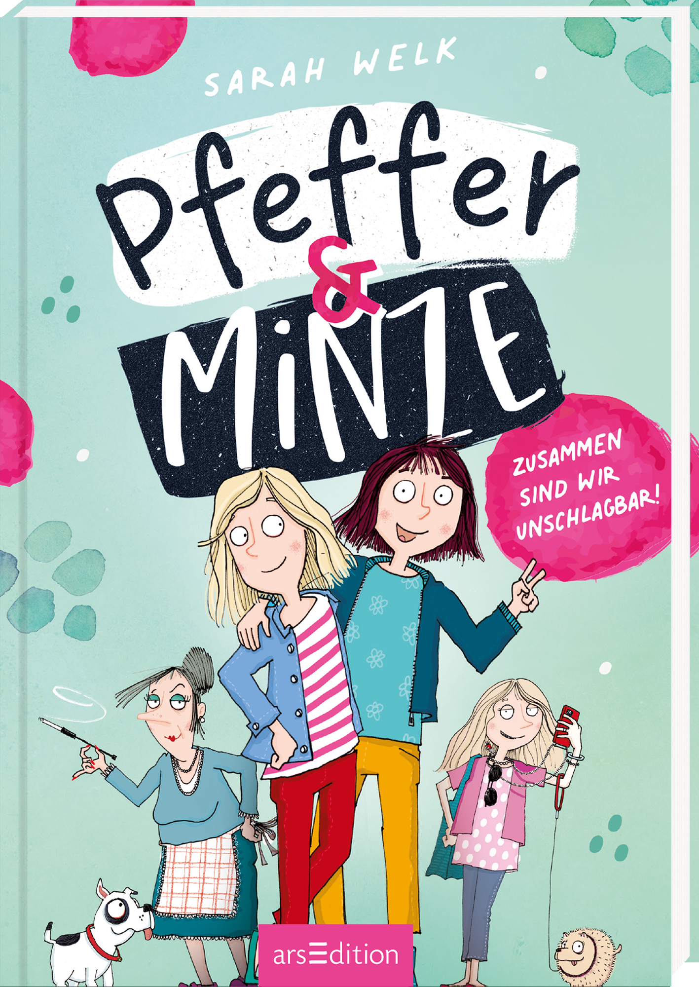 Das Buchcover zeigt den Titel „Pfeffer &amp; Minze“ in einer verspielt-kreativen Schriftart, die in kräftigen Schwarz-weiß-Tönen gehalten ist. Unter dem Titel sind vier fröhliche Frauenfiguren in bunten Outfits abgebildet. Oben steht der Name der Autorin, Sarah Welk. Unter dem Titel befindet sich der Slogan „Zusammen sind wir unschlagbar!“ in einer kleineren Schrift. Ganz unten mittig steht der Logoschriftzug von arsEdition.