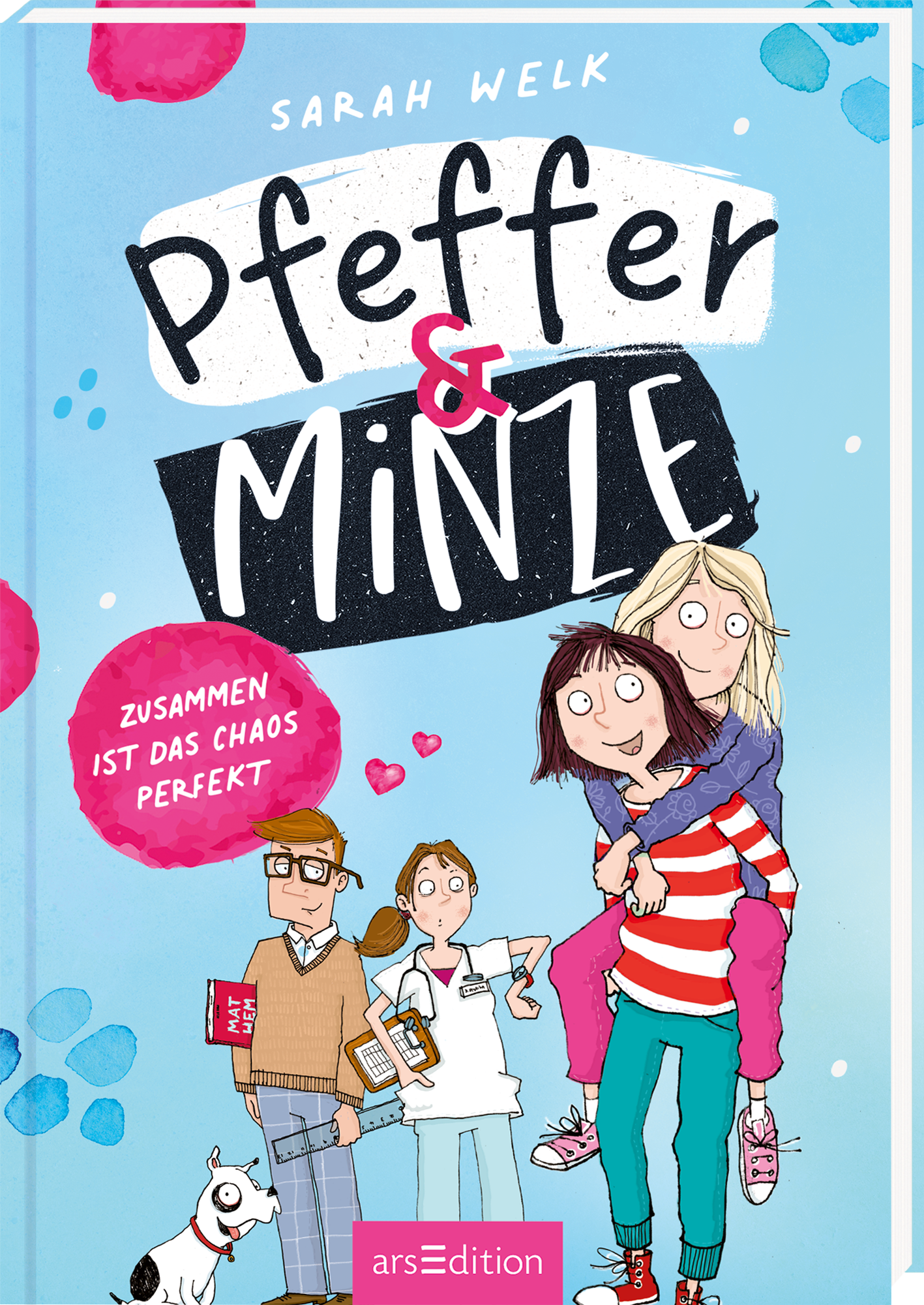Das Buchcover zeigt den Titel „Pfeffer &amp; Minze“ in großen Lettern auf einer hellblauen Hintergrundfarbe, umgeben von vier Charakteren in verschiedenen Posen. Die Atmosphäre ist lebhaft und verspielt, unterstrichen durch rosa und weiße Akzentfarben. Am oberen Rand steht der Name der Autorin, Sarah Welk. Unten in einem roten Kreis wird der Untertitel „Zusammen ist das Chaos perfekt“ hervorgehoben. Ganz unten mittig steht der Logoschriftzug von arsEdition.