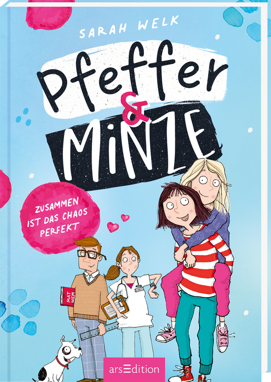 Das Buchcover zeigt den Titel „Pfeffer &amp; Minze“ in großen Lettern auf einer hellblauen Hintergrundfarbe, umgeben von vier Charakteren in verschiedenen Posen. Die Atmosphäre ist lebhaft und verspielt, unterstrichen durch rosa und weiße Akzentfarben. Am oberen Rand steht der Name der Autorin, Sarah Welk. Unten in einem roten Kreis wird der Untertitel „Zusammen ist das Chaos perfekt“ hervorgehoben. Ganz unten mittig steht der Logoschriftzug von arsEdition.